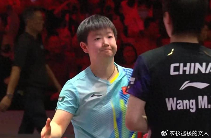 kaiyun-球迷晒国乒回国照，孙颖莎变风格，王楚钦行走的模特，王曼昱冷酷|WTT新加坡大满贯|女单|男双|女双|比赛_新浪新闻