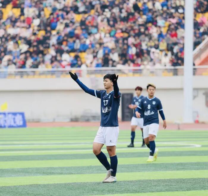 开云体育下载网址-央视《天下足球》关注泰安！王子安康此粒世界波入选本期“一周十佳进球” 位列第六