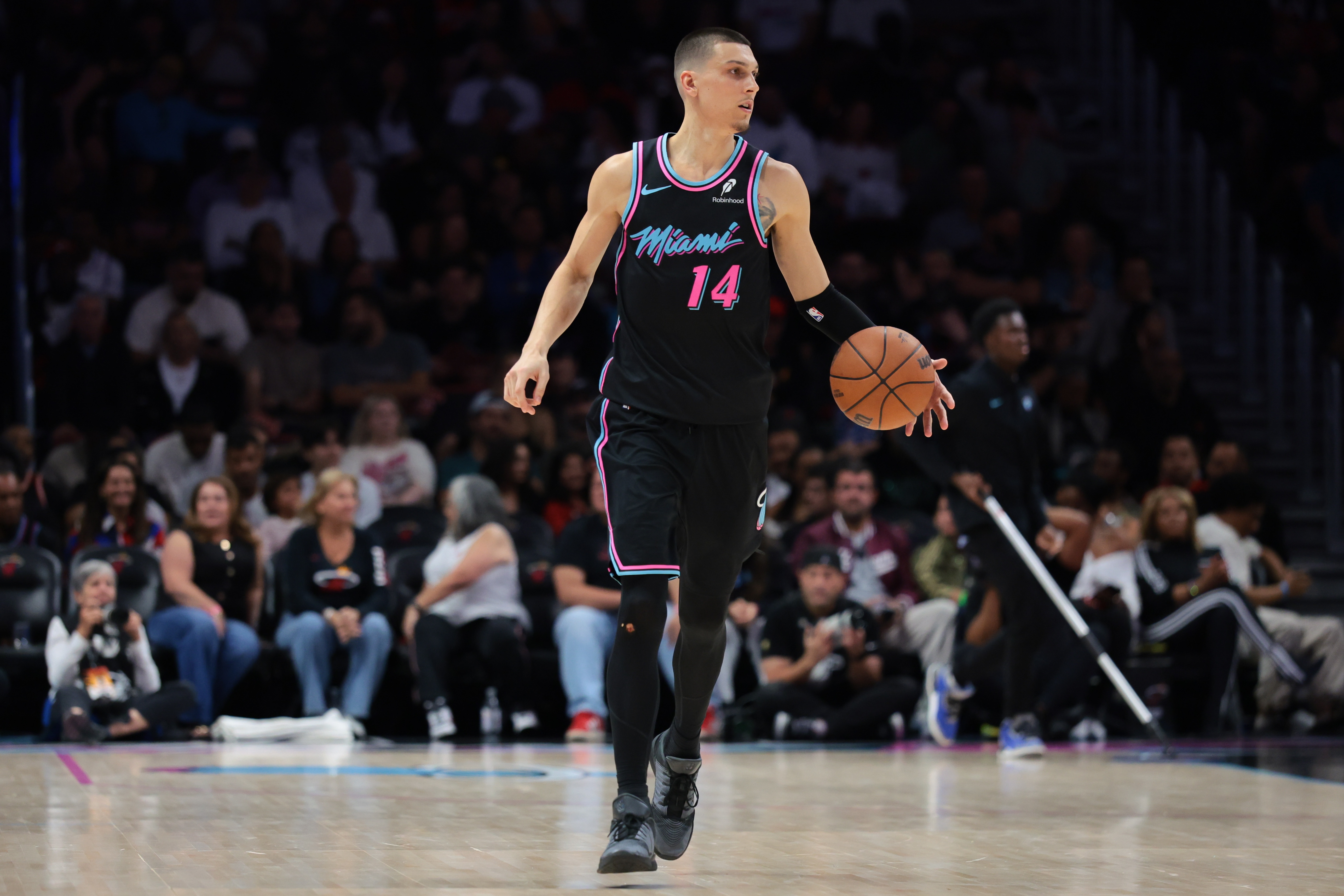 开云体育下载官网-热火迎战魔术 希罗&amp;鲍威尔&amp;韦尔&amp;亚库乔尼斯出战 维金斯缺阵