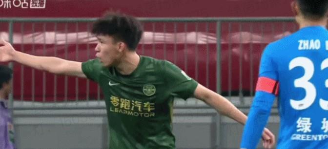 开云体育下载官网-太着急了，王钰栋两次表达不满都被镜头捕捉到